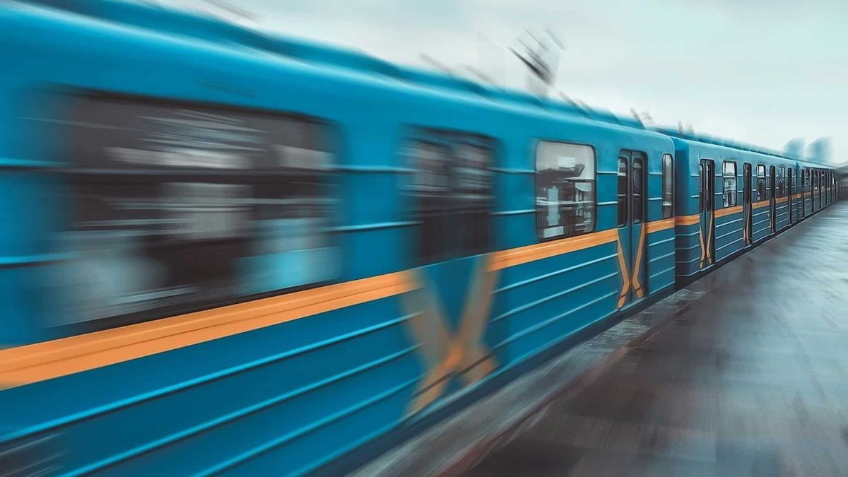 Красная линия метро работает в сокращенном режиме из-за воздушной тревоги