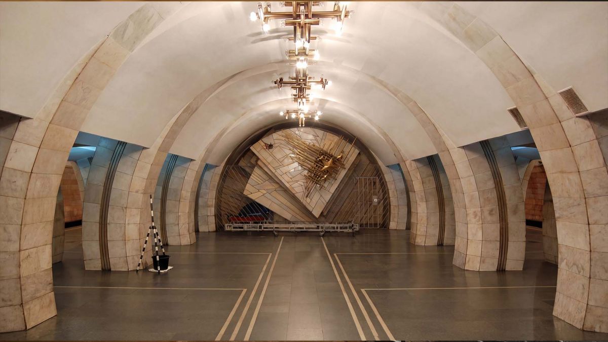 Метро ограничило движение на красной и зеленой линиях из-за воздушной тревоги