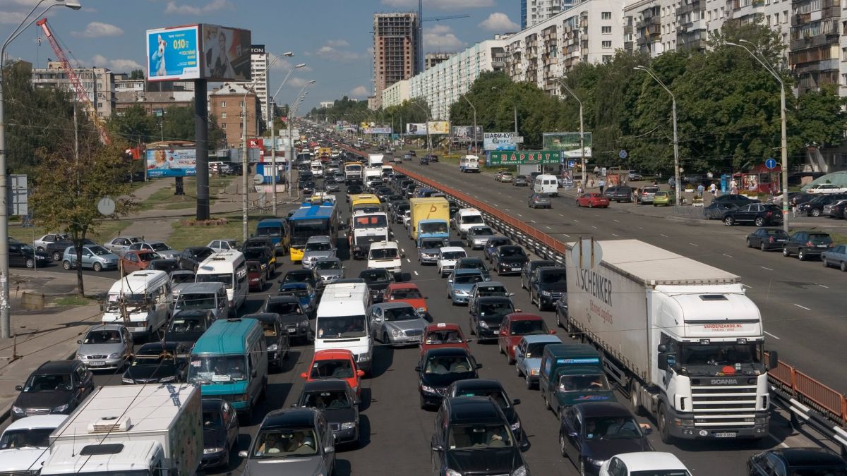На Харьковском шоссе из-за неисправного светофора образовалась пробка более 2 км