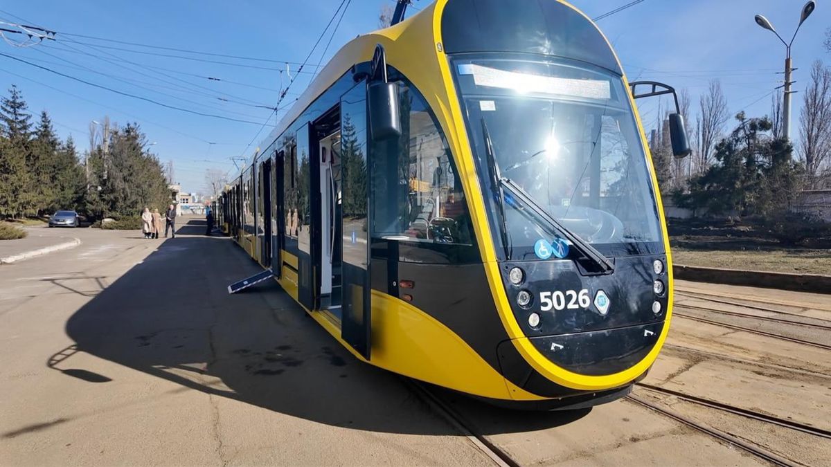 Трамваї №15 і №18 затримуються на Дмитрівській через припарковане авто