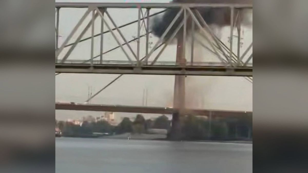 В Північный мост попали: задерживаются восемь маршрутов из-за перекрытия